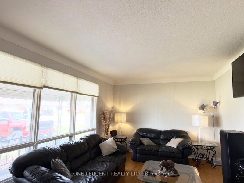 37 Empress Ave, Welland, L3B 1K6 | Image 3