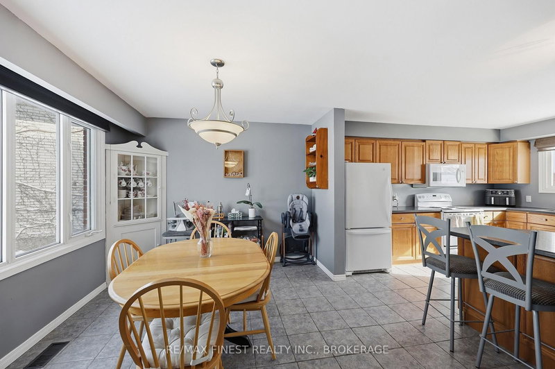 140 Falkirk Terr, Kingston, K7M 4C2 | Image 3