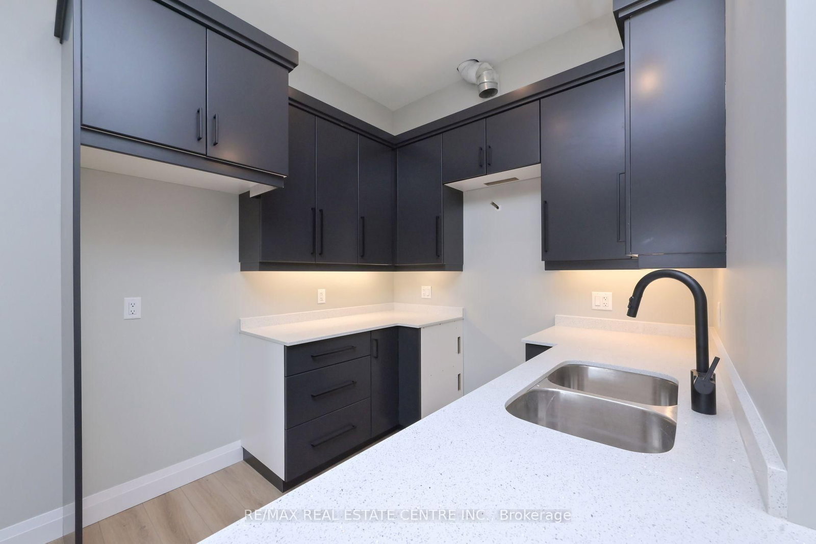 8 Main St S Main Street, Unit 4 - Photo 4