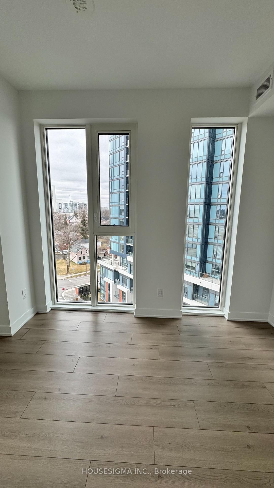 25 Wellington Street S, Unit 806