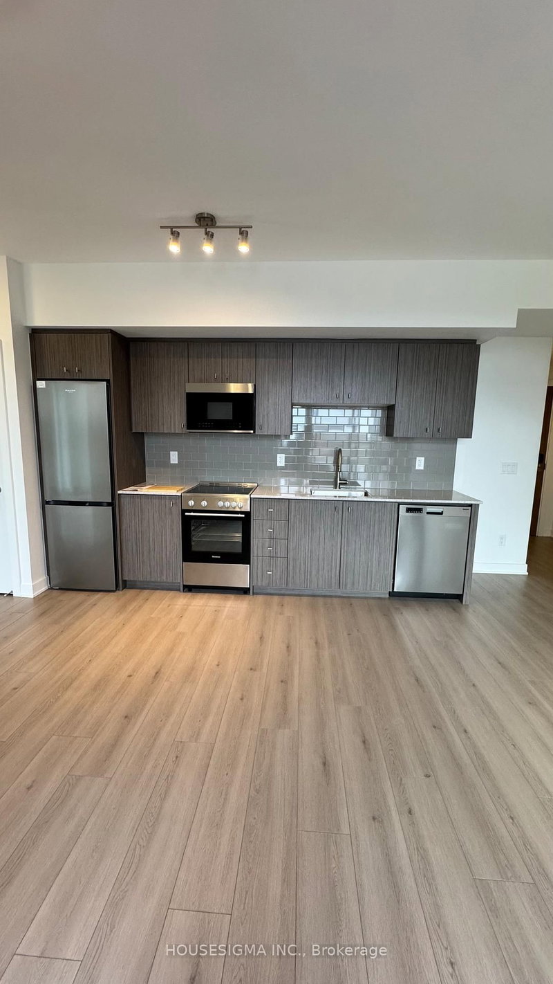 home for lease on 806-25 Wellington Street S