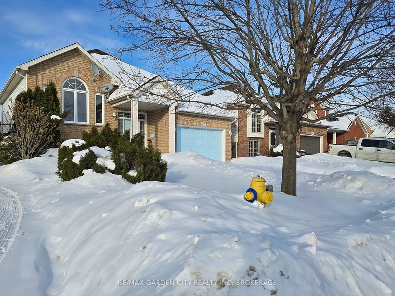 11 Cozocar Cres, St. Catharines, L2S 3Y5 | Image 2