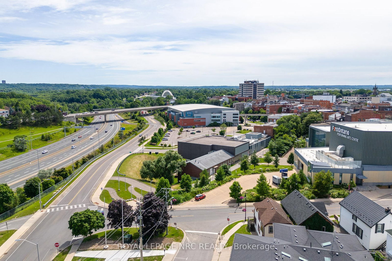 Detached House for sale at 44 Carlisle Street, St. Catharines, Ontario, L2R 4H4 - Downtown - MLS: X12913126
