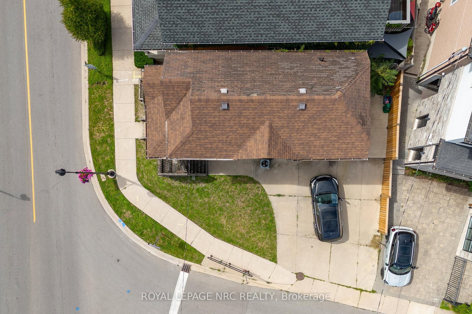 Detached House for sale at 44 Carlisle Street, St. Catharines, Ontario, L2R 4H4 - Downtown - MLS: X12913126