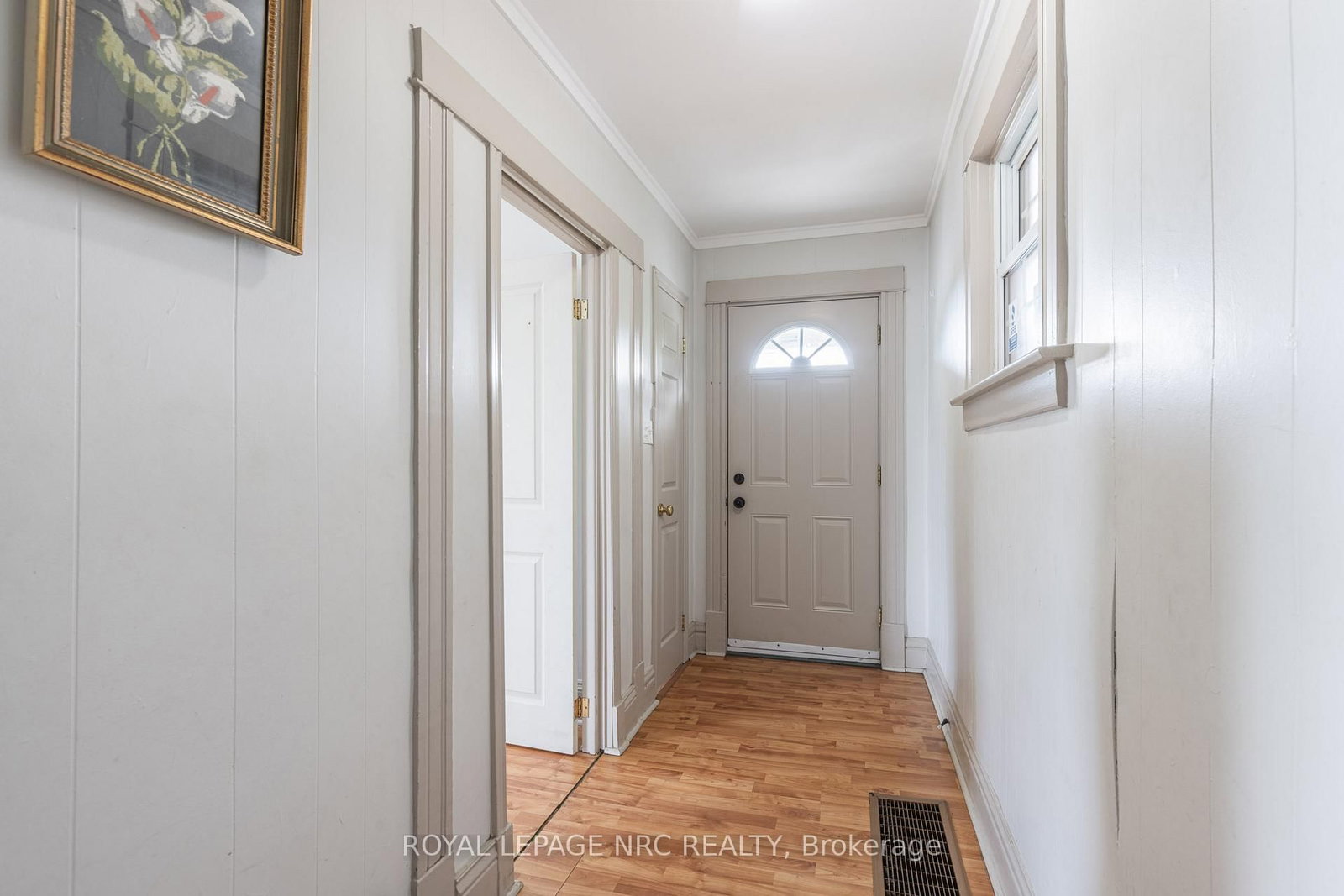 Detached House for sale at 44 Carlisle Street, St. Catharines, Ontario, L2R 4H4 - Downtown - MLS: X12913126