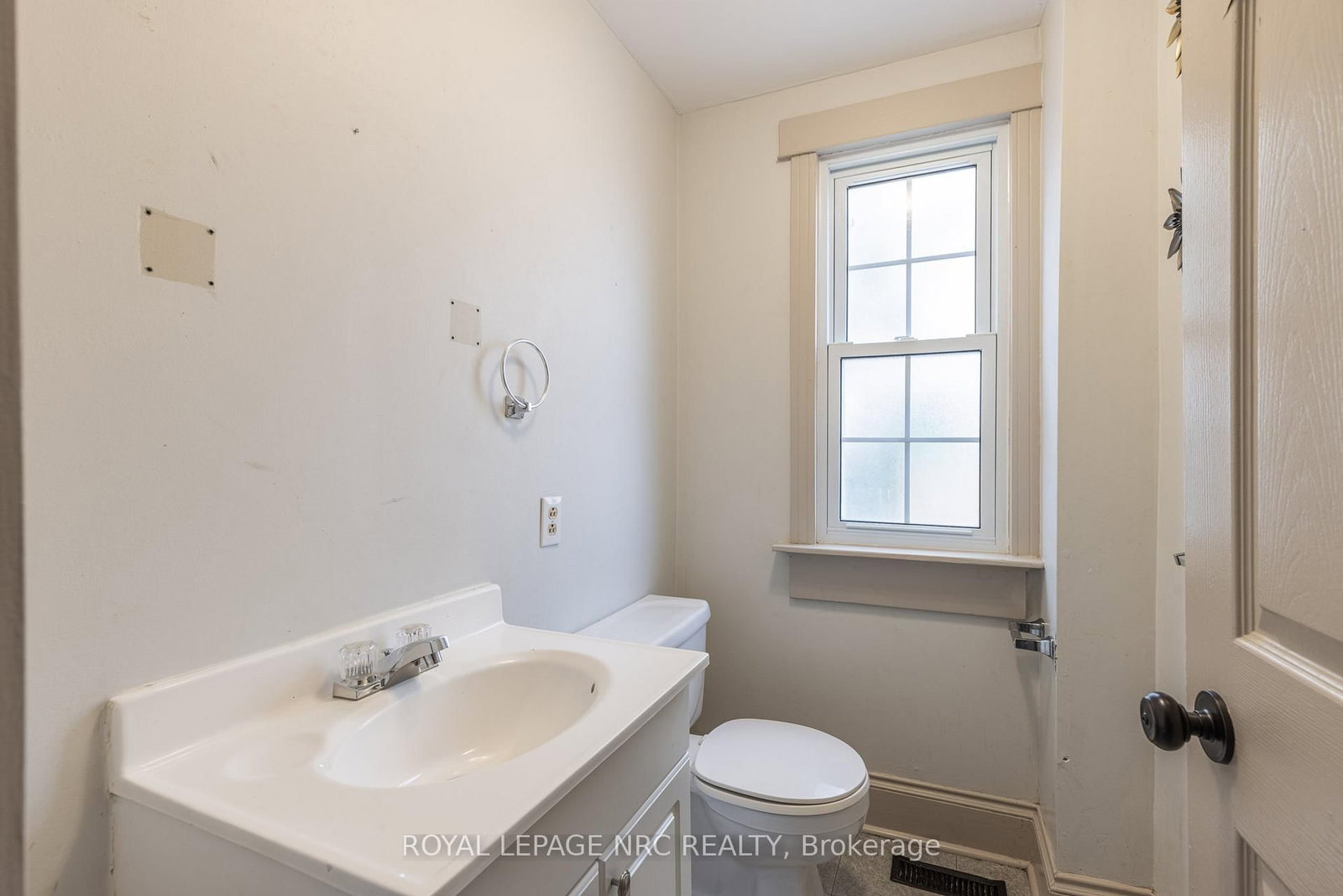 Detached House for sale at 44 Carlisle Street, St. Catharines, Ontario, L2R 4H4 - Downtown - MLS: X12913126