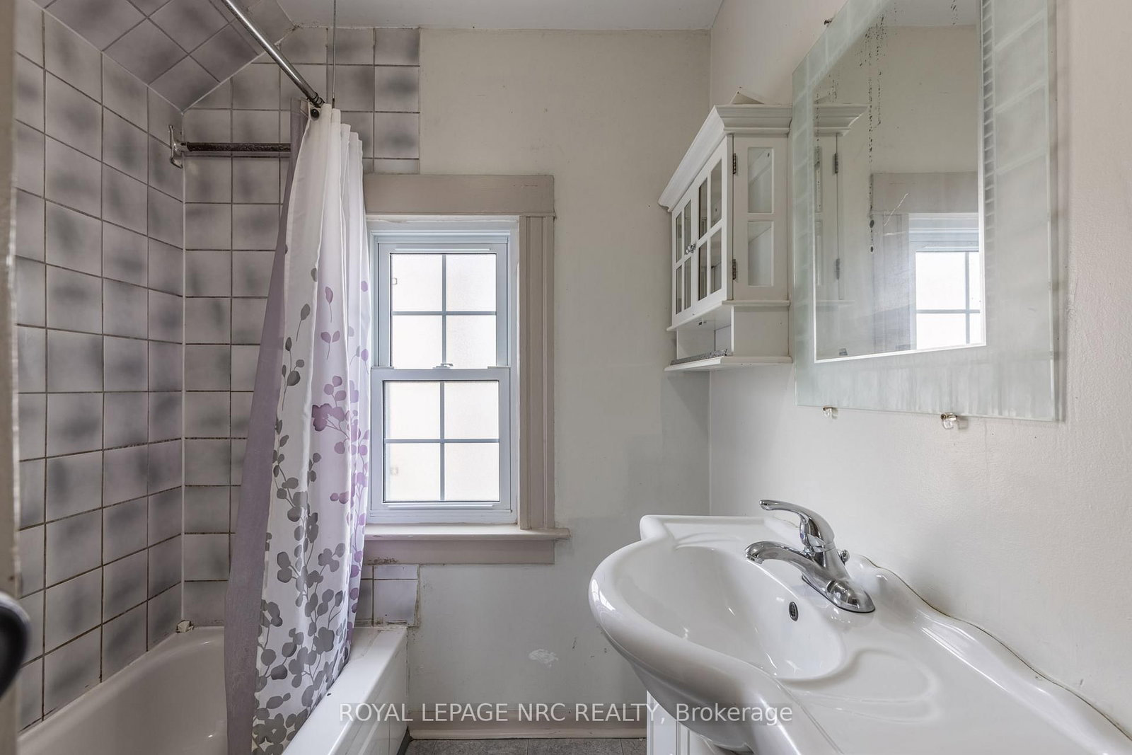 Detached House for sale at 44 Carlisle Street, St. Catharines, Ontario, L2R 4H4 - Downtown - MLS: X12913126