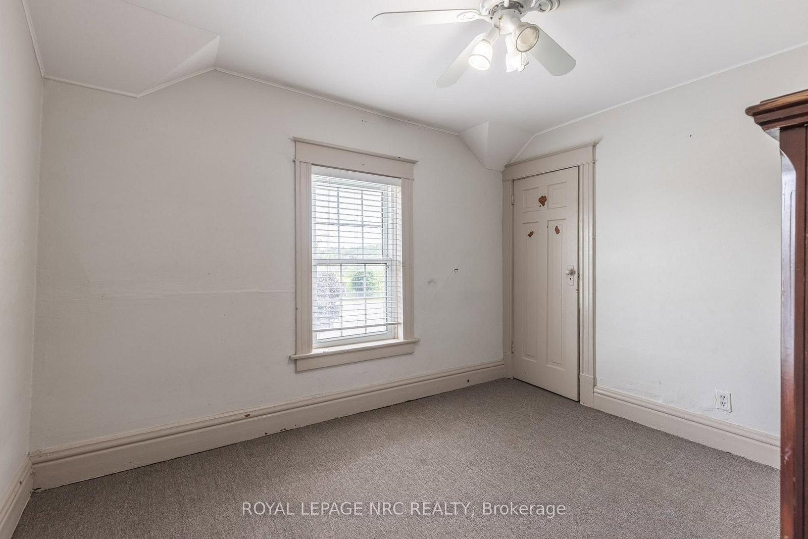 Detached House for sale at 44 Carlisle Street, St. Catharines, Ontario, L2R 4H4 - Downtown - MLS: X12913126