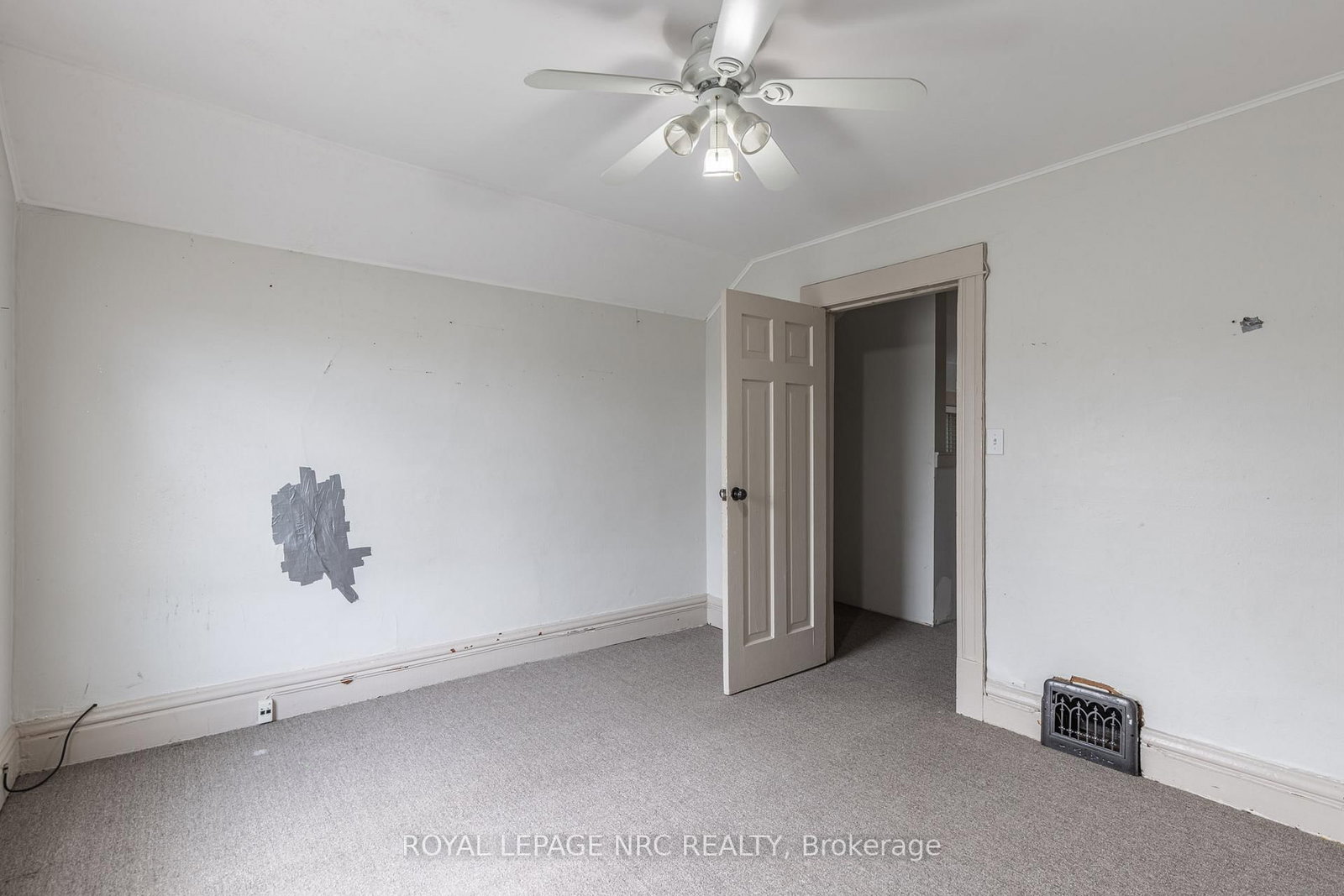 Detached House for sale at 44 Carlisle Street, St. Catharines, Ontario, L2R 4H4 - Downtown - MLS: X12913126