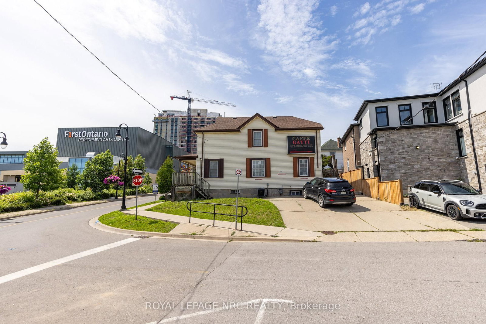 Detached House for sale at 44 Carlisle Street, St. Catharines, Ontario, L2R 4H4 - Downtown - MLS: X12913126