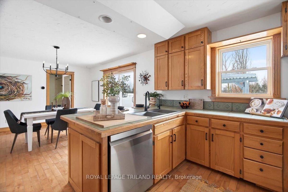 Detached House for sale at 7603 Zion Line, Warwick, Ontario, N0M 2S0 - Watford - MLS: X12913332