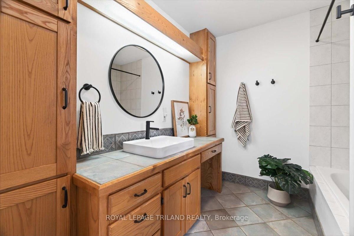 Detached House for sale at 7603 Zion Line, Warwick, Ontario, N0M 2S0 - Watford - MLS: X12913332