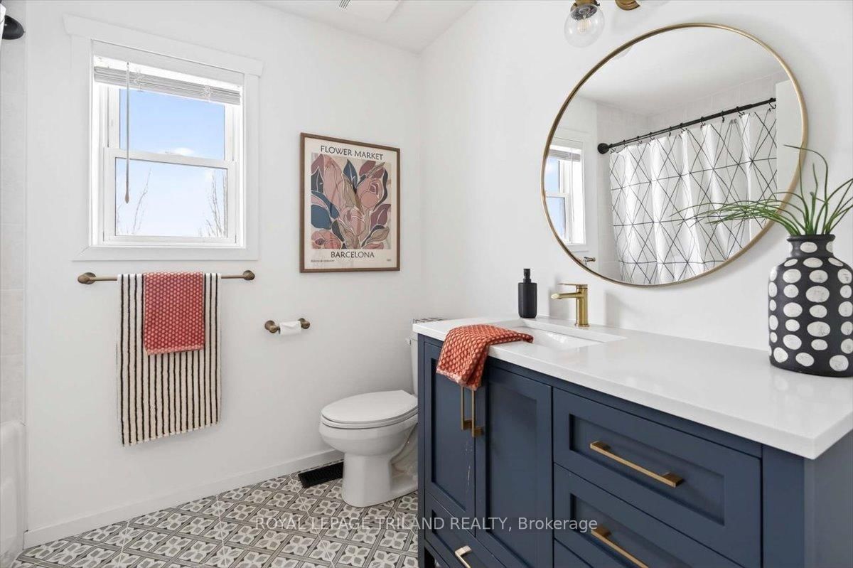 Detached House for sale at 7603 Zion Line, Warwick, Ontario, N0M 2S0 - Watford - MLS: X12913332