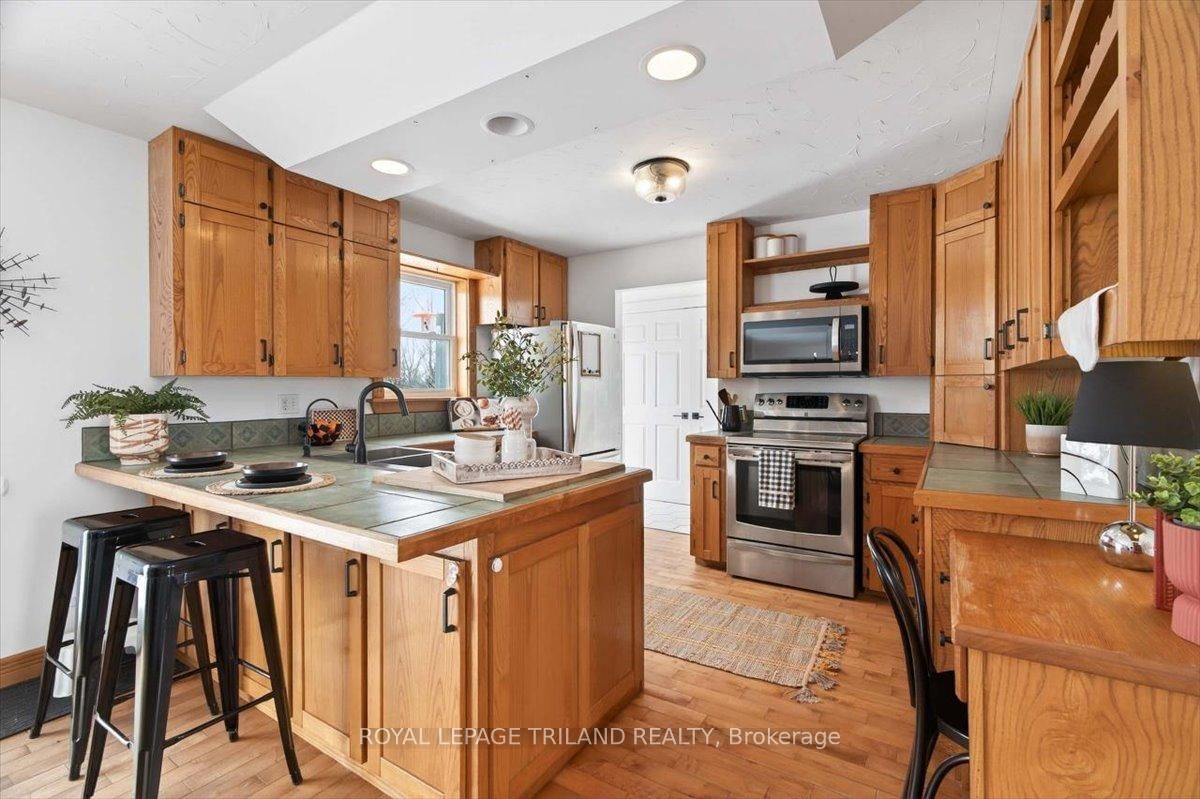 Detached House for sale at 7603 Zion Line, Warwick, Ontario, N0M 2S0 - Watford - MLS: X12913332