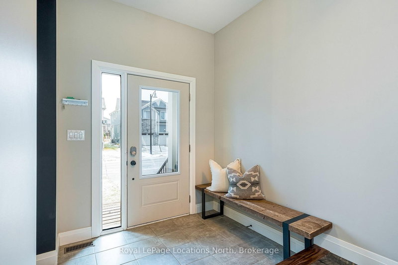 195 Courtland St W, Blue Mountains, L9Y 4E4 | Image 3