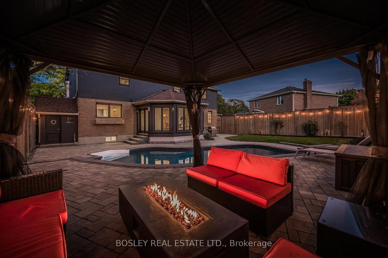 601 Sandringham Dr, Waterloo, N2K 3L5 | Image 2