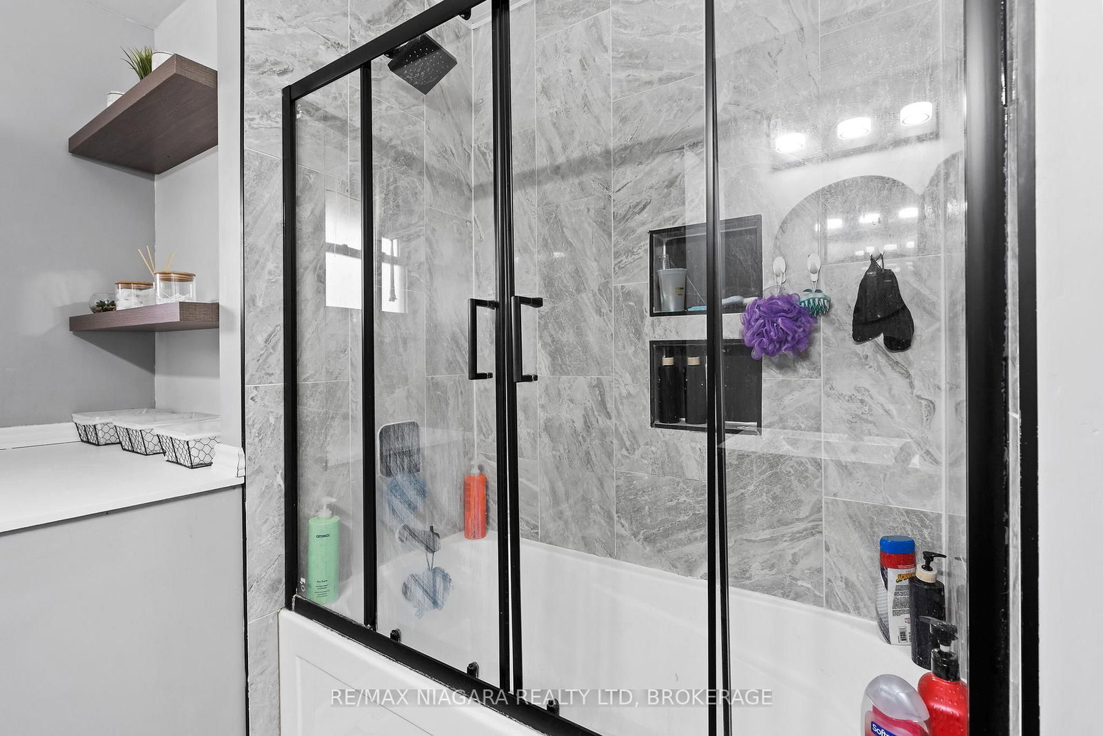 Detached House for sale at 38 ACADIA Crescent, St. Catharines, Ontario, L2P 1H8 - Secord Woods - MLS: X12914008