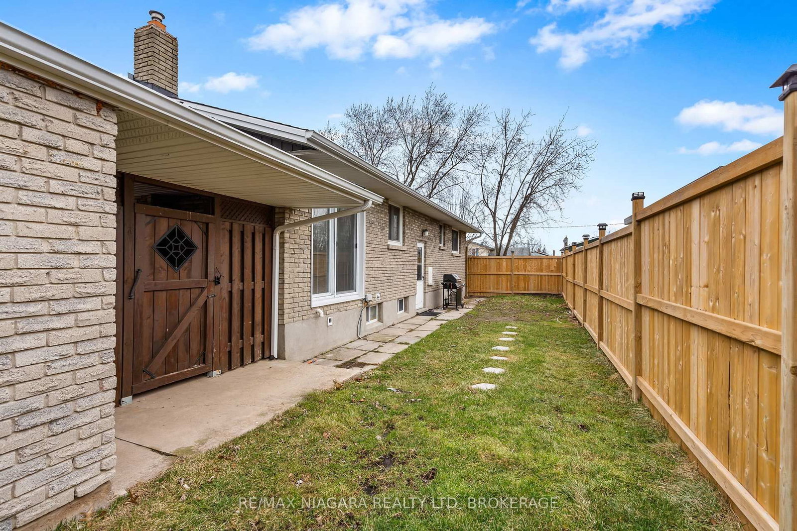 Detached House for sale at 38 ACADIA Crescent, St. Catharines, Ontario, L2P 1H8 - Secord Woods - MLS: X12914008