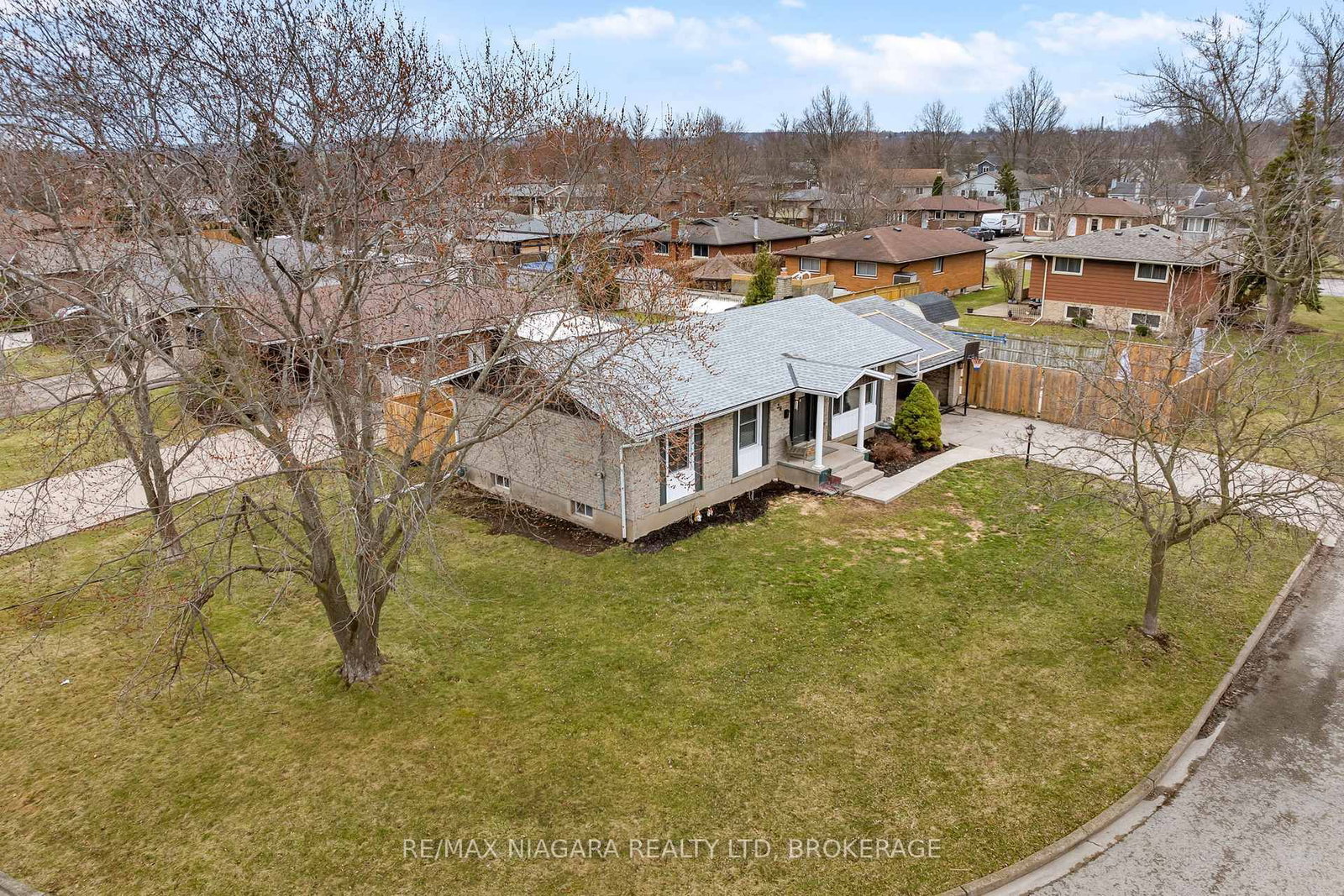 Detached House for sale at 38 ACADIA Crescent, St. Catharines, Ontario, L2P 1H8 - Secord Woods - MLS: X12914008