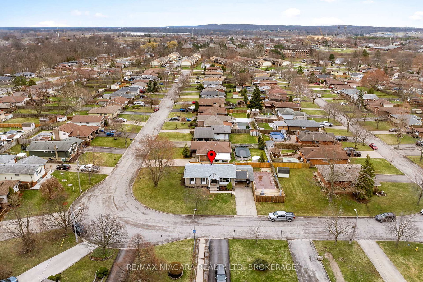 Detached House for sale at 38 ACADIA Crescent, St. Catharines, Ontario, L2P 1H8 - Secord Woods - MLS: X12914008