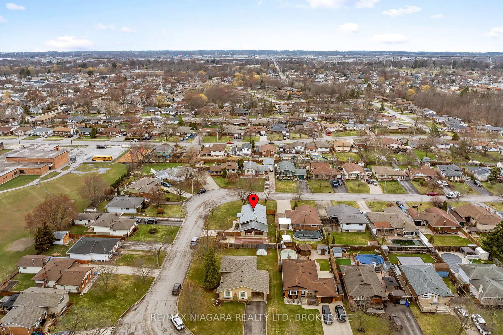 Detached House for sale at 38 ACADIA Crescent, St. Catharines, Ontario, L2P 1H8 - Secord Woods - MLS: X12914008