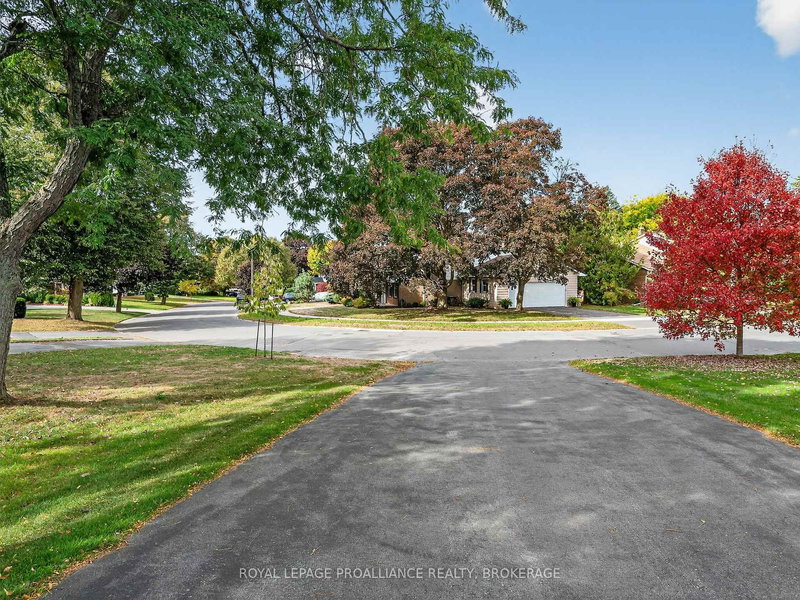 259 Fairway Hill Cres, Kingston, K7M 2B5 | Image 2