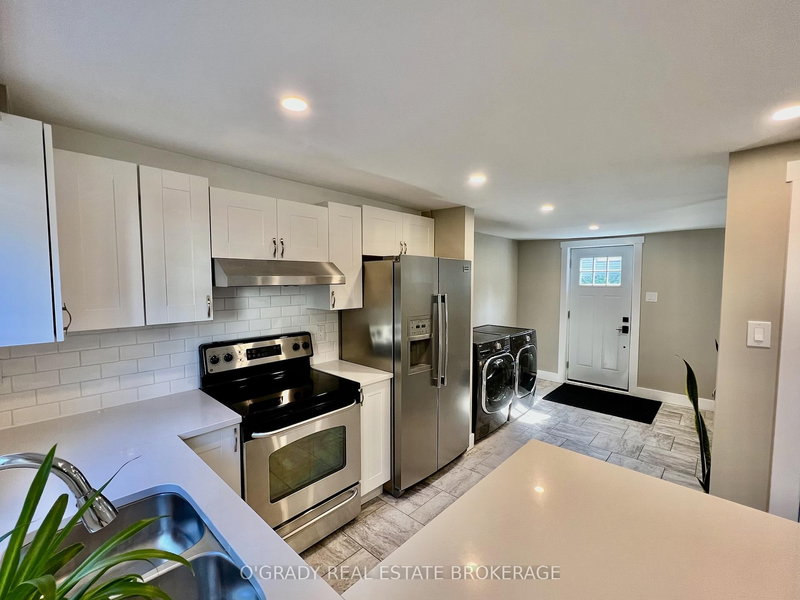 8 Edward Lane, Brockville, K6V 5K5 | Image 3