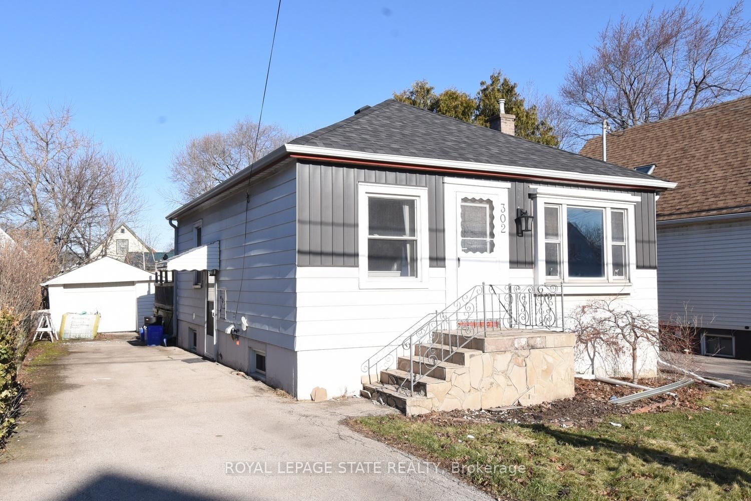 Detached House for sale at 302 East 27th Street, Hamilton, Ontario, L8V 3G6 - Eastmount - MLS: X12915314