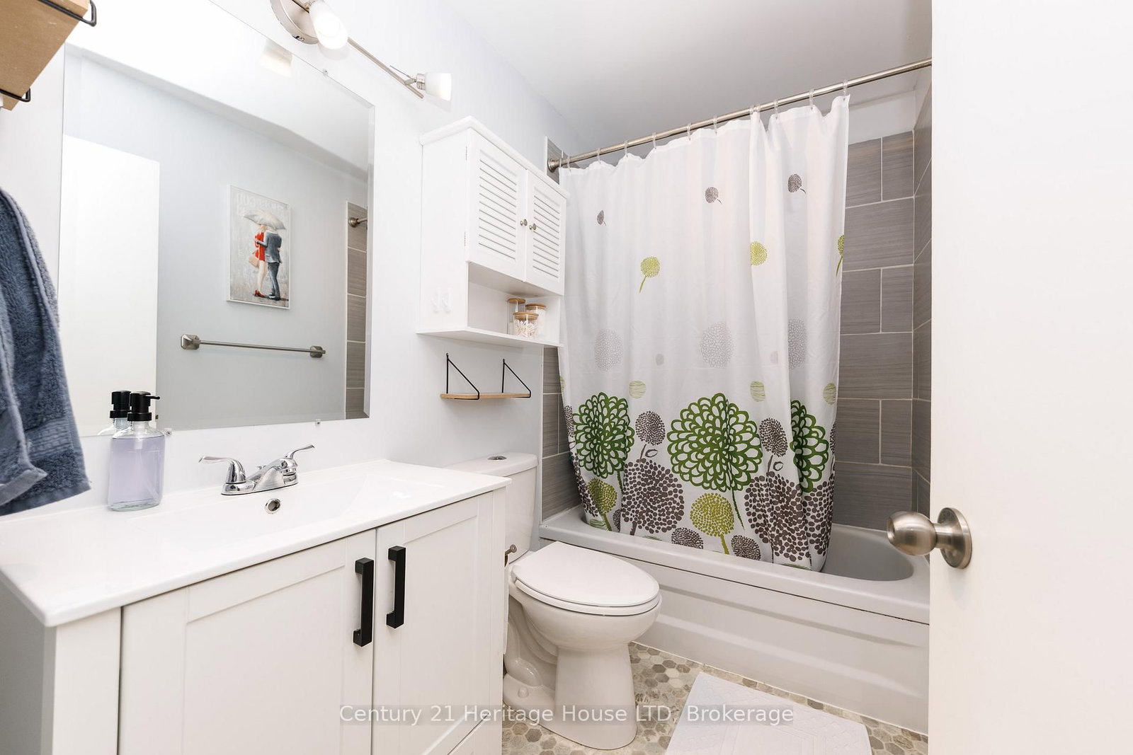 Detached House for sale at 211 Grantham Avenue, St. Catharines, Ontario, L2M 4Z1 - Facer - MLS: X12915604