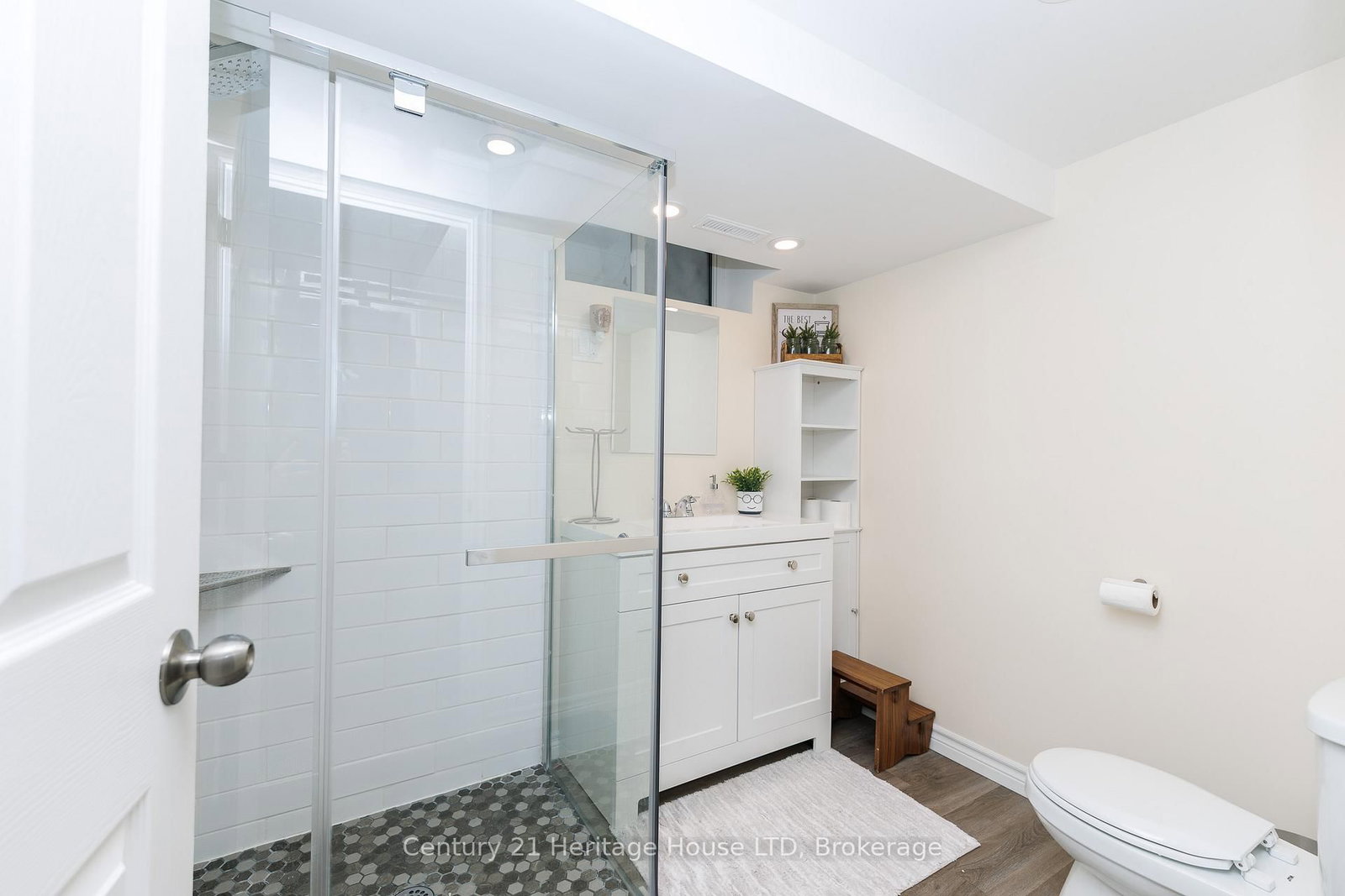 Detached House for sale at 211 Grantham Avenue, St. Catharines, Ontario, L2M 4Z1 - Facer - MLS: X12915604