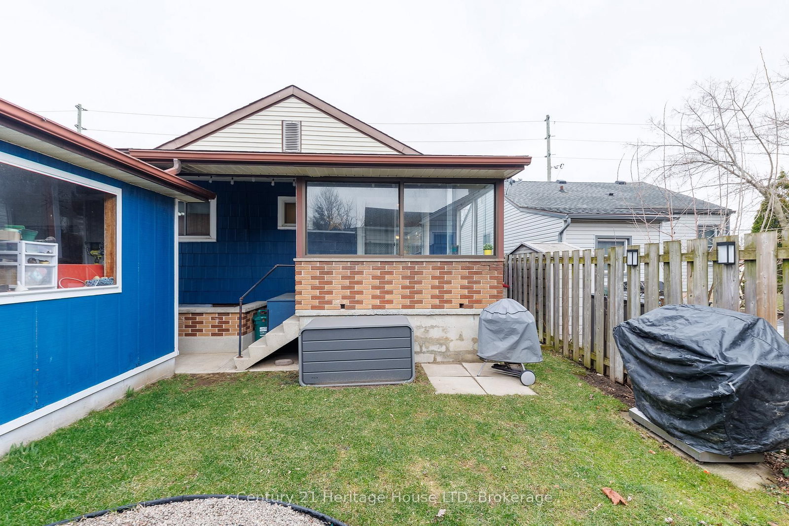 Detached House for sale at 211 Grantham Avenue, St. Catharines, Ontario, L2M 4Z1 - Facer - MLS: X12915604