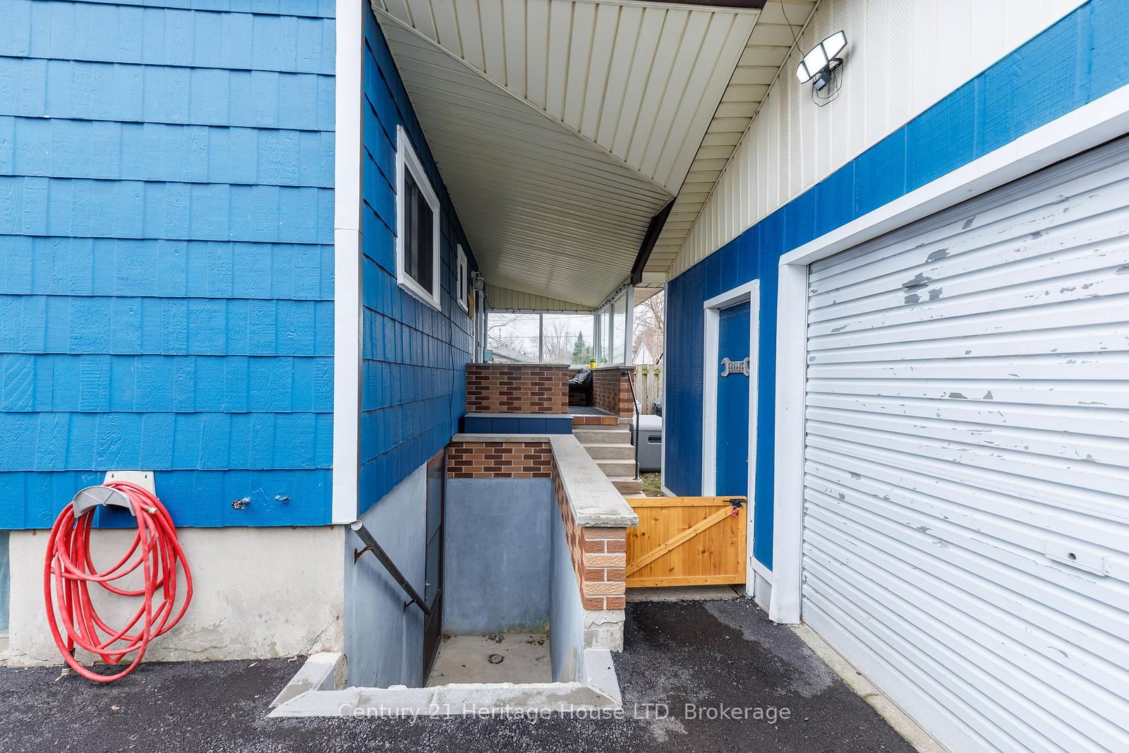 Detached House for sale at 211 Grantham Avenue, St. Catharines, Ontario, L2M 4Z1 - Facer - MLS: X12915604