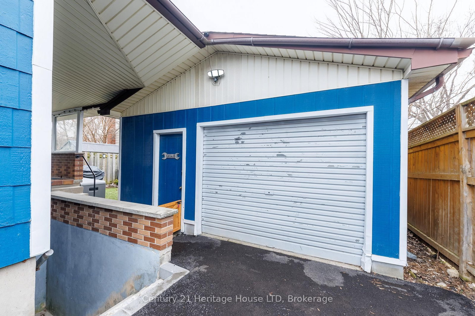 Detached House for sale at 211 Grantham Avenue, St. Catharines, Ontario, L2M 4Z1 - Facer - MLS: X12915604