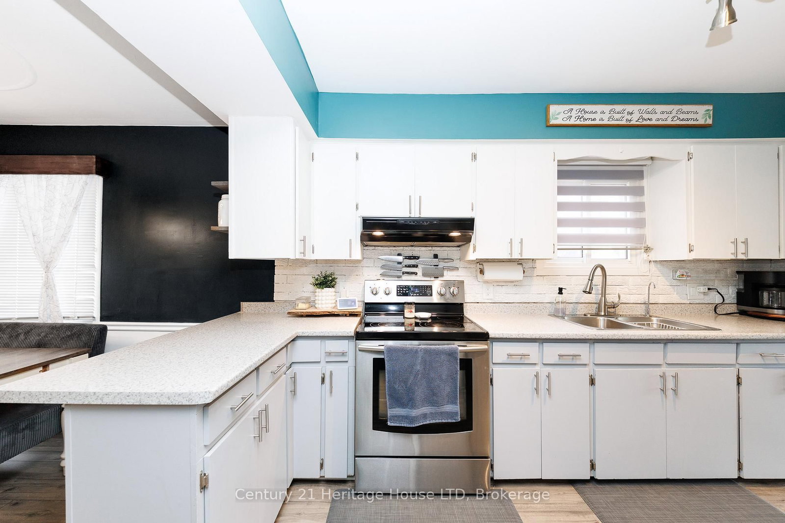 Detached House for sale at 211 Grantham Avenue, St. Catharines, Ontario, L2M 4Z1 - Facer - MLS: X12915604