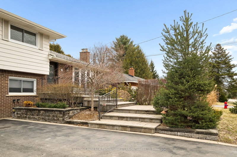19 Douglas Rd, Hamilton, L9G 2E2 | Image 3