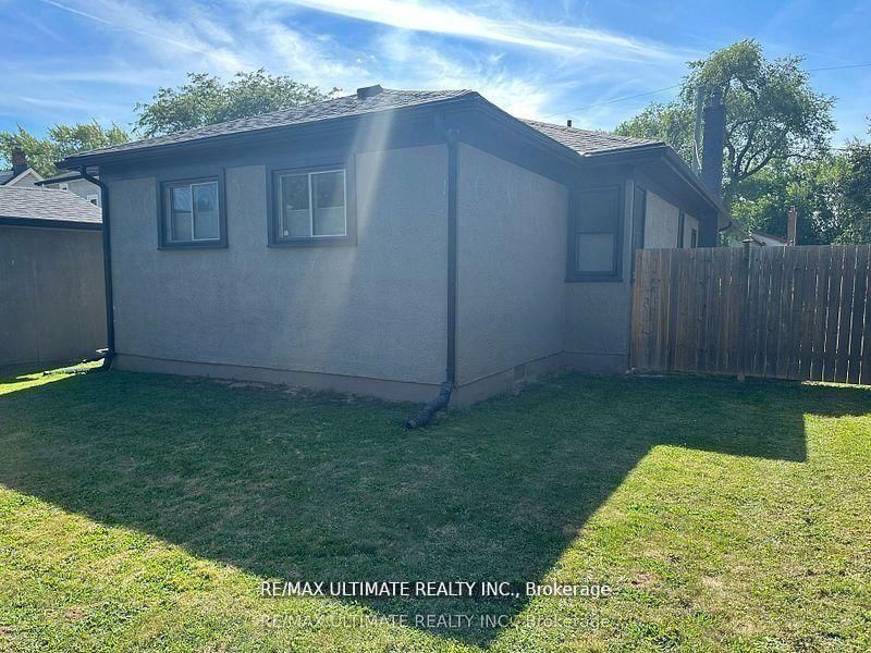 Detached House for sale at 10 Columbia Street, St. Catharines, Ontario, L2R 5H6 - Downtown - MLS: X12917274