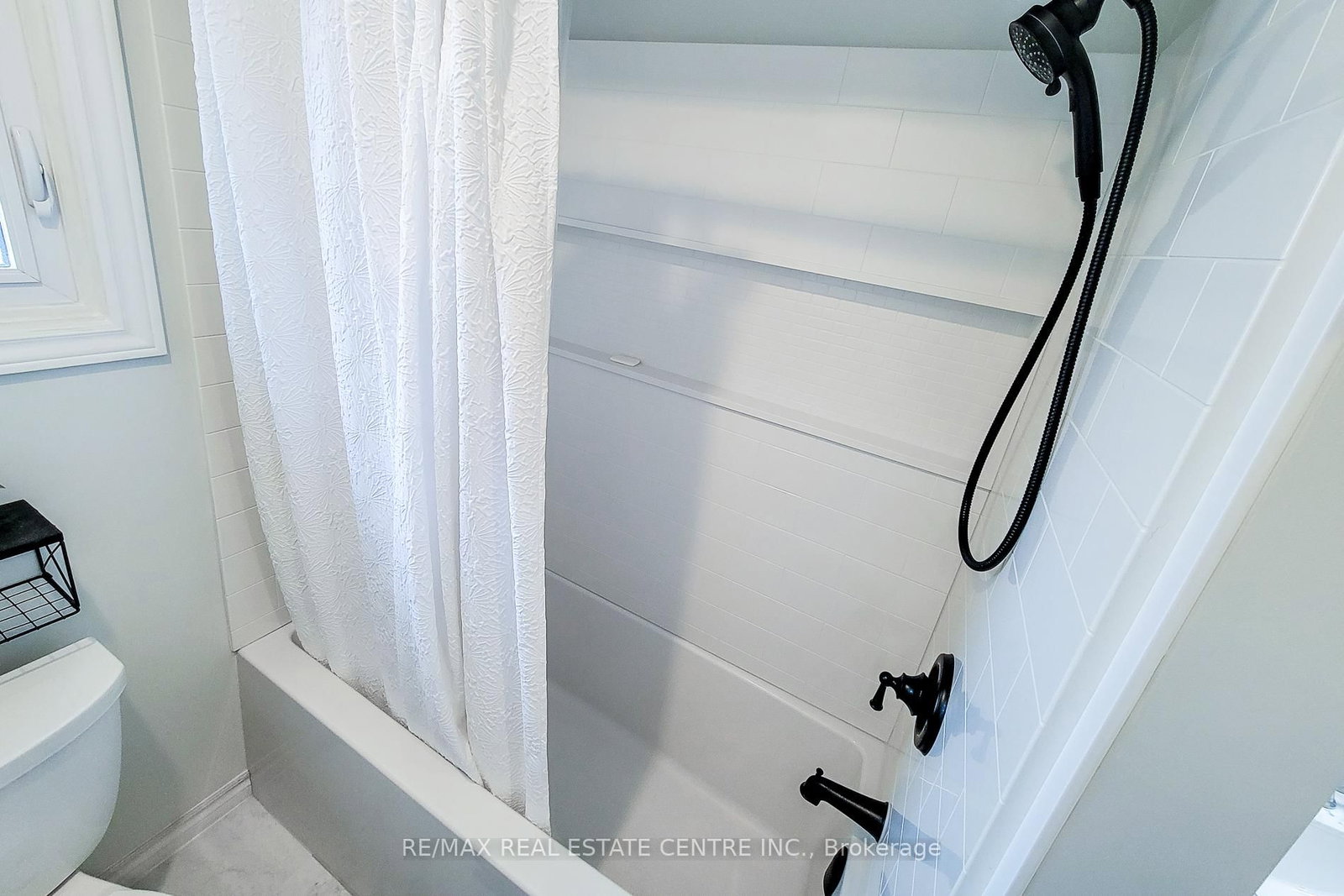 Detached House for sale at 2 Ashwood Court, Hamilton, Ontario, L8E 3E1 - Stoney Creek - MLS: X12917408