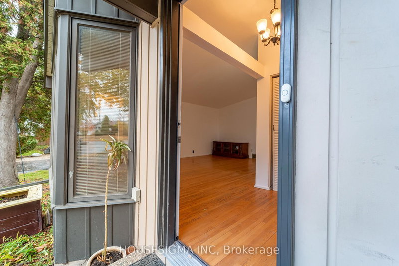 2335 Harding Rd, Ottawa, K1G 3B7 | Image 3