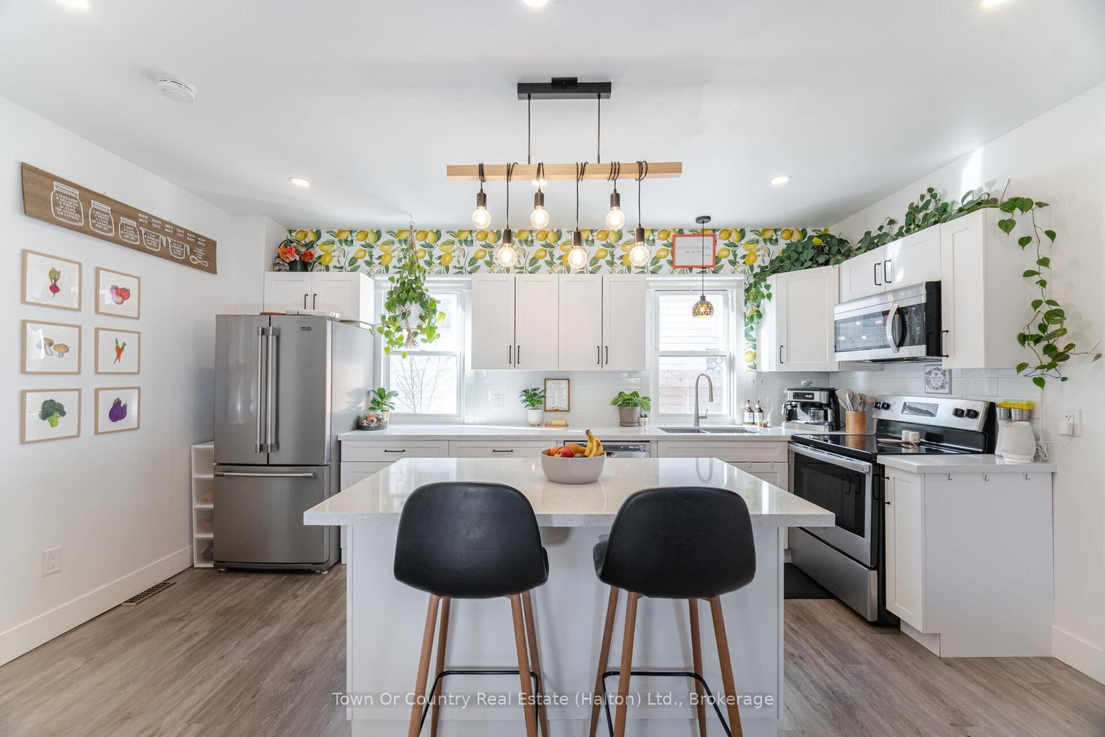 Detached House for sale at 23 Prince Street, St. Catharines, Ontario, L2R 3X6 - E. Chester - MLS: X12917944