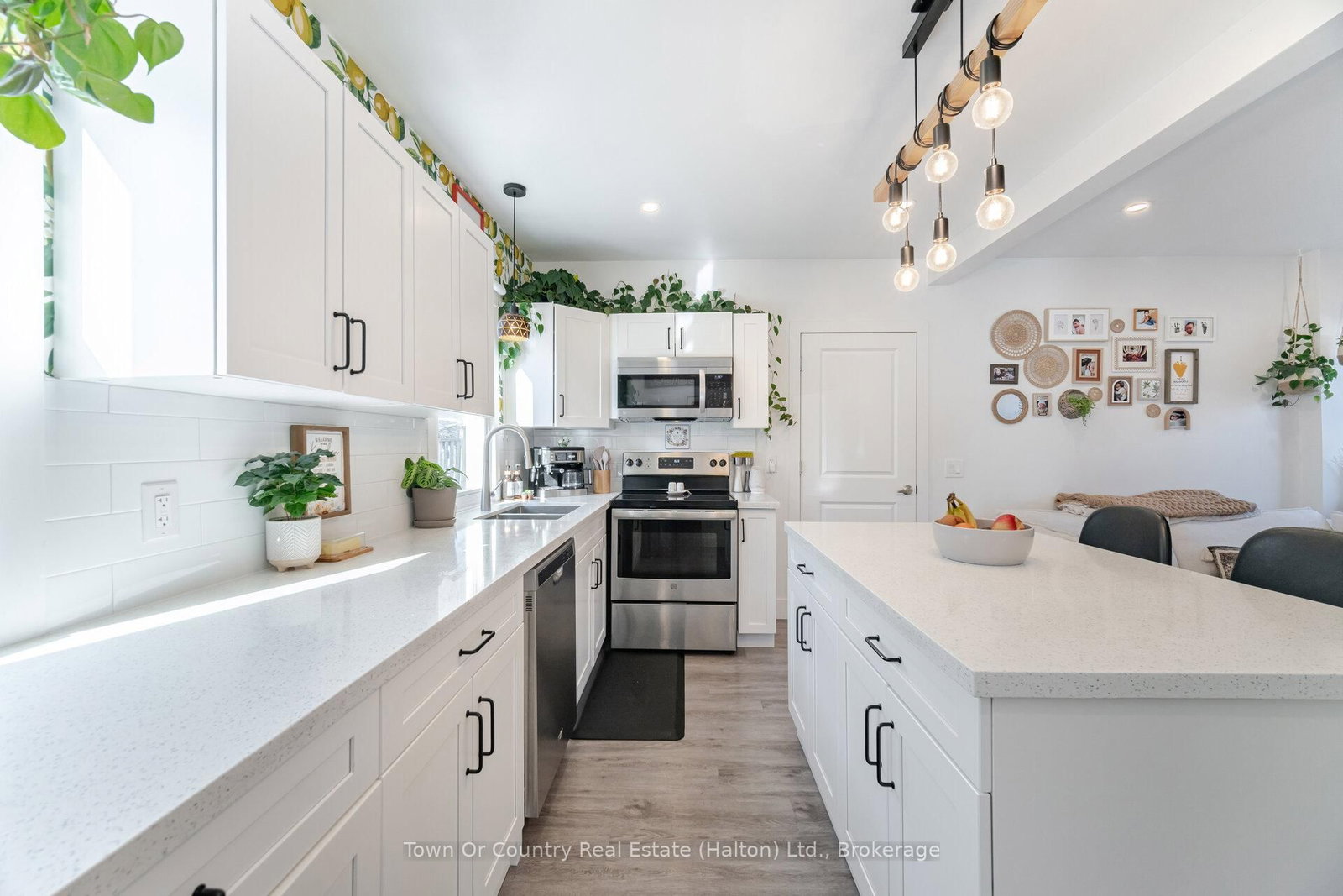 Detached House for sale at 23 Prince Street, St. Catharines, Ontario, L2R 3X6 - E. Chester - MLS: X12917944