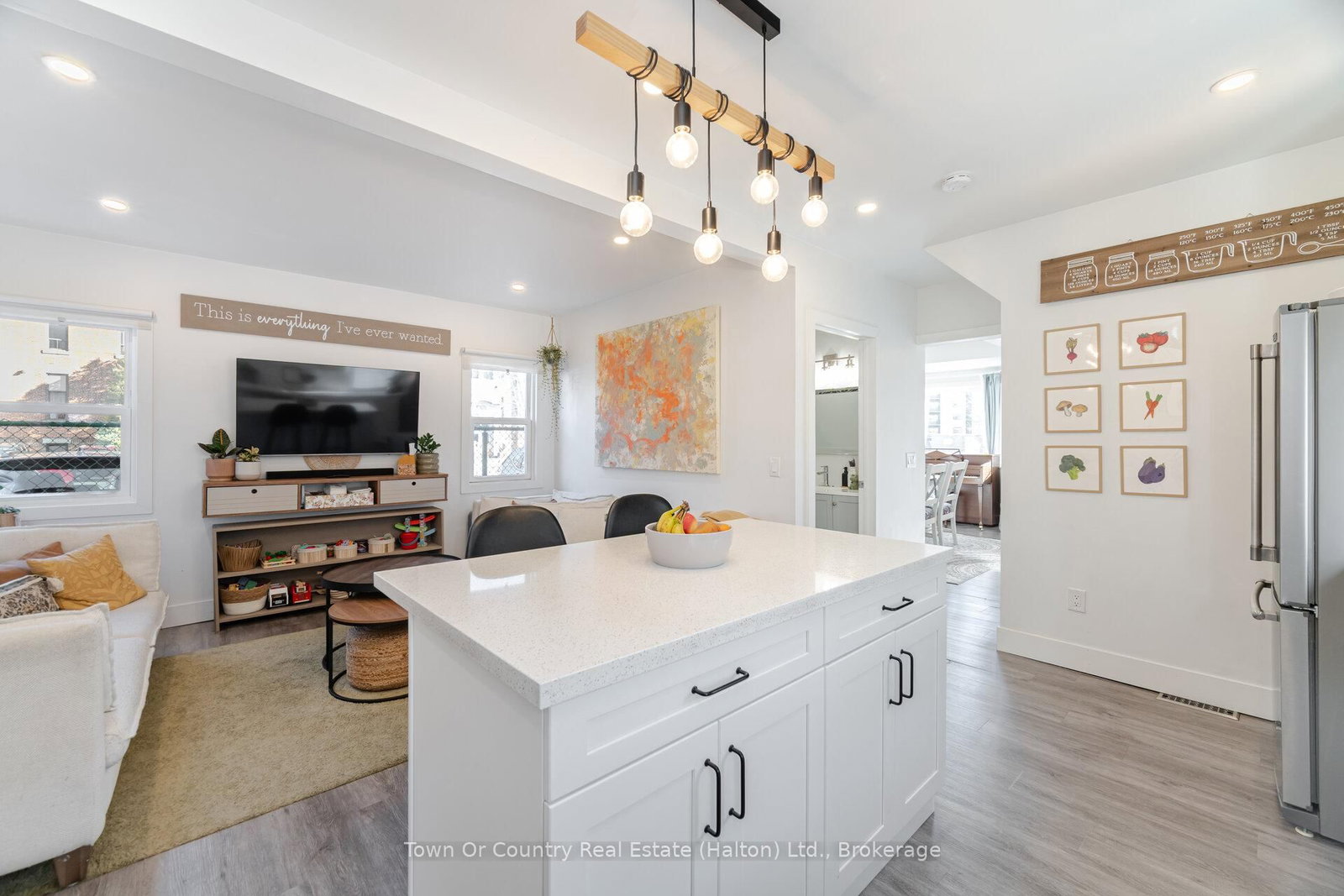 Detached House for sale at 23 Prince Street, St. Catharines, Ontario, L2R 3X6 - E. Chester - MLS: X12917944