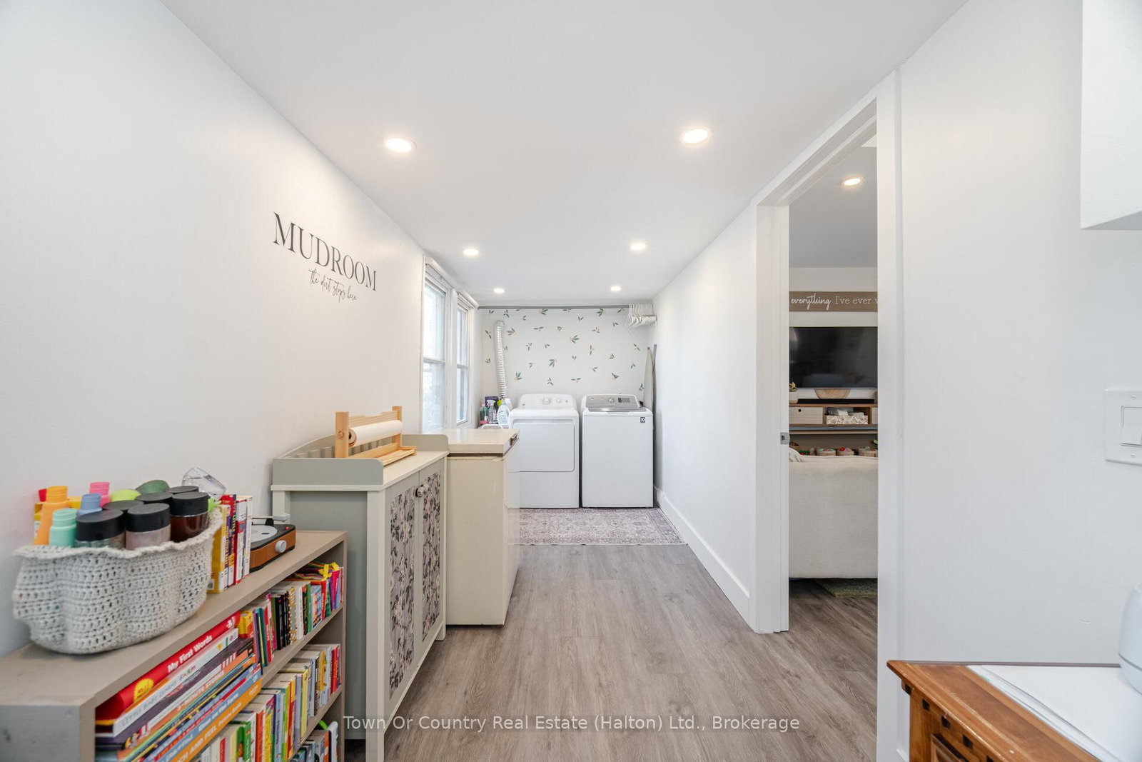 Detached House for sale at 23 Prince Street, St. Catharines, Ontario, L2R 3X6 - E. Chester - MLS: X12917944