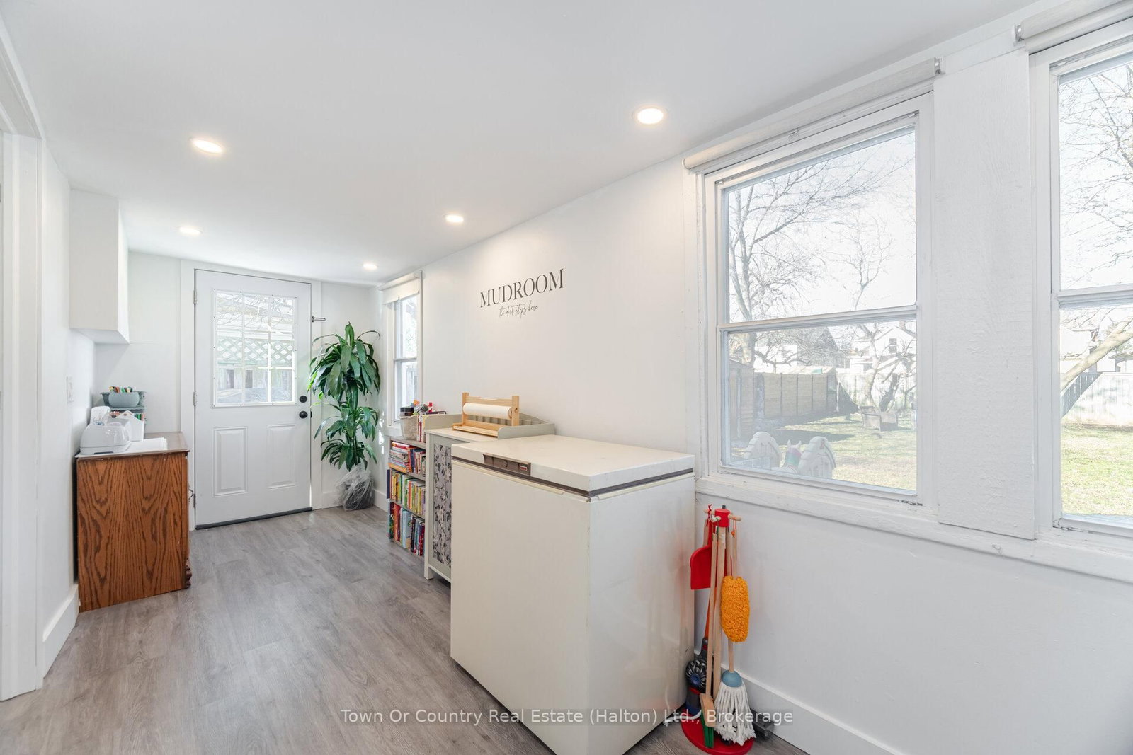 Detached House for sale at 23 Prince Street, St. Catharines, Ontario, L2R 3X6 - E. Chester - MLS: X12917944