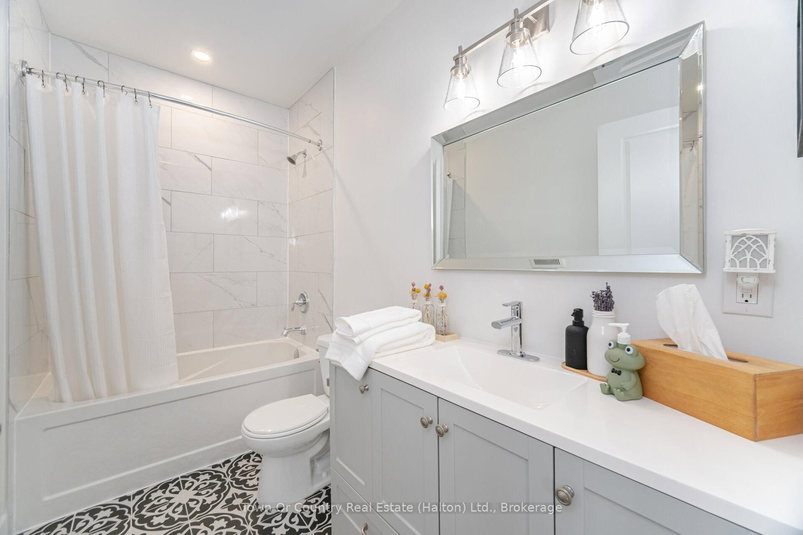 Detached House for sale at 23 Prince Street, St. Catharines, Ontario, L2R 3X6 - E. Chester - MLS: X12917944