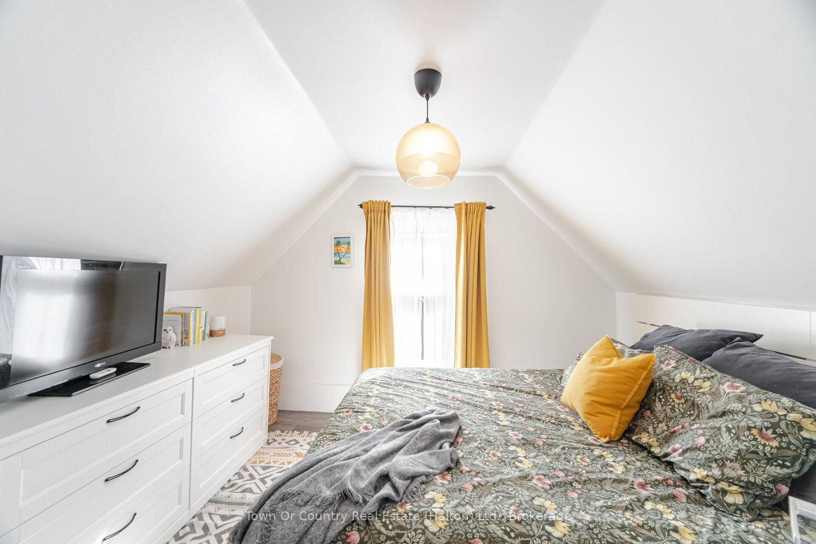 Detached House for sale at 23 Prince Street, St. Catharines, Ontario, L2R 3X6 - E. Chester - MLS: X12917944