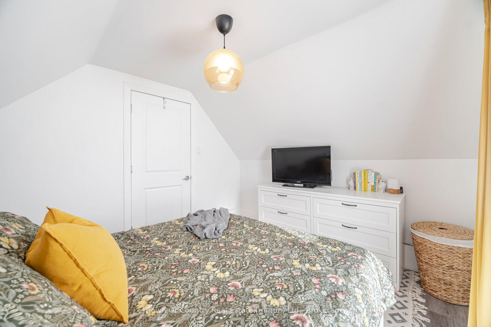 Detached House for sale at 23 Prince Street, St. Catharines, Ontario, L2R 3X6 - E. Chester - MLS: X12917944