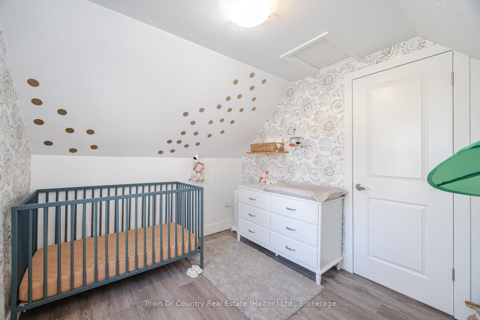 Detached House for sale at 23 Prince Street, St. Catharines, Ontario, L2R 3X6 - E. Chester - MLS: X12917944