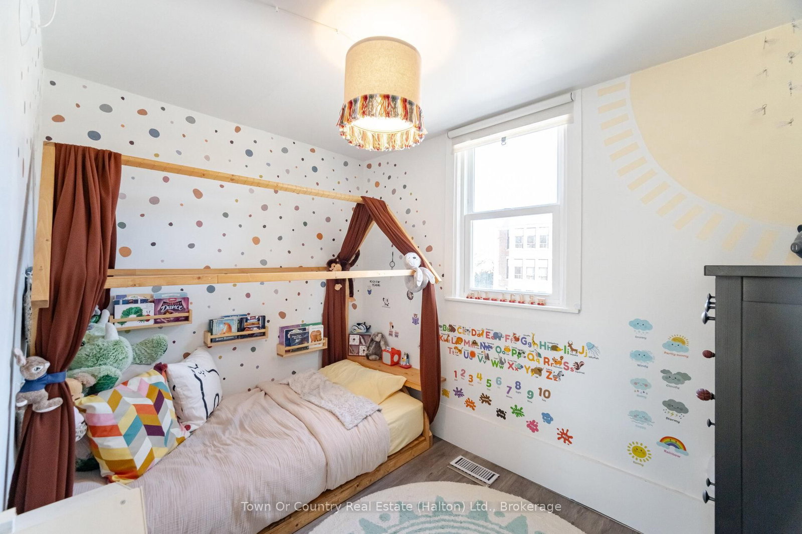 Detached House for sale at 23 Prince Street, St. Catharines, Ontario, L2R 3X6 - E. Chester - MLS: X12917944