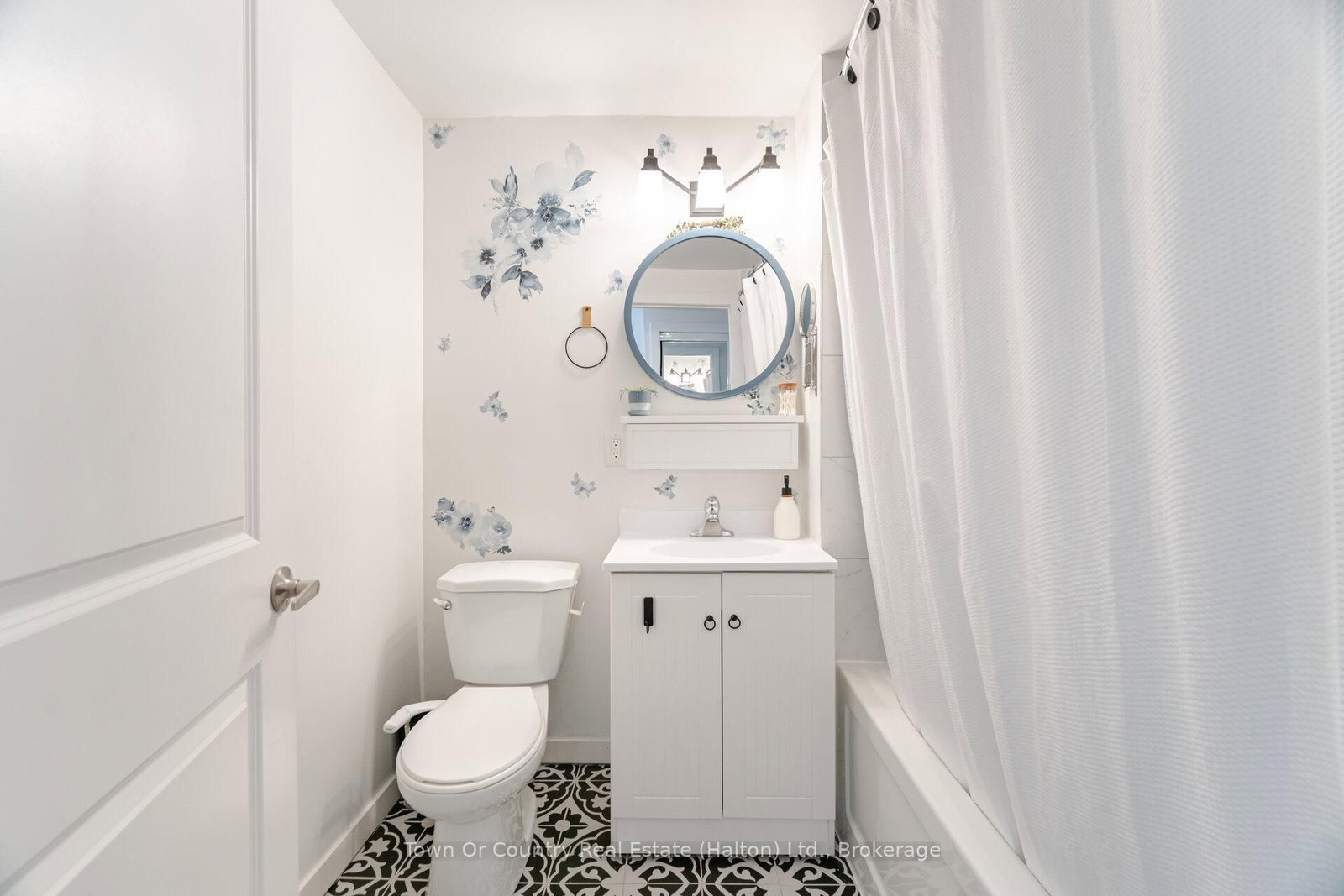 Detached House for sale at 23 Prince Street, St. Catharines, Ontario, L2R 3X6 - E. Chester - MLS: X12917944