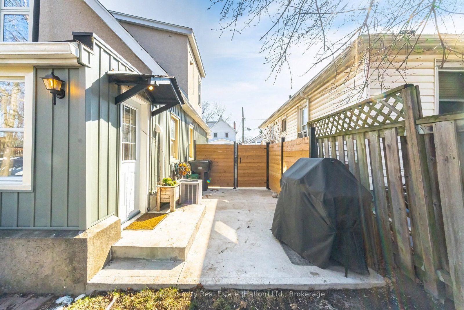 Detached House for sale at 23 Prince Street, St. Catharines, Ontario, L2R 3X6 - E. Chester - MLS: X12917944